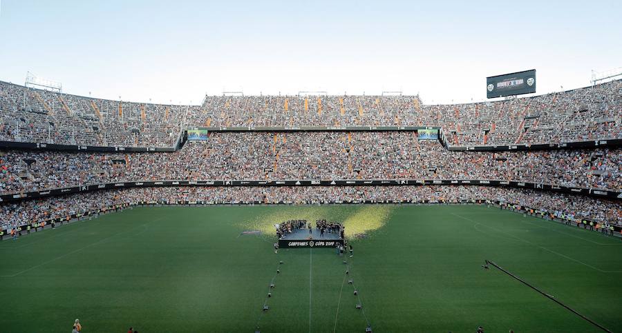 Así ha sido la llegada del avión al aeropuerto de Valencia y el recorrido del autobús descapotable hacia Mestalla con los jugadores y la Copa del Rey