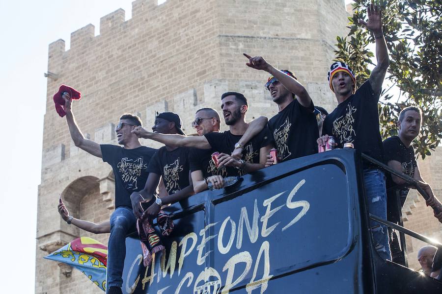 Así ha sido la llegada del avión al aeropuerto de Valencia y el recorrido del autobús descapotable hacia Mestalla con los jugadores y la Copa del Rey