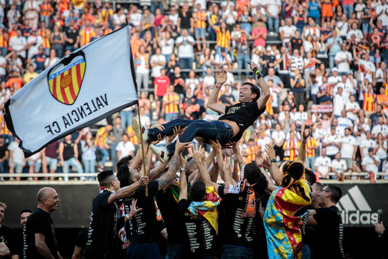 Así ha sido la llegada del avión al aeropuerto de Valencia y el recorrido del autobús descapotable hacia Mestalla con los jugadores y la Copa del Rey