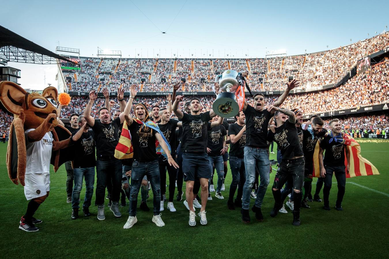 Así ha sido la llegada del avión al aeropuerto de Valencia y el recorrido del autobús descapotable hacia Mestalla con los jugadores y la Copa del Rey