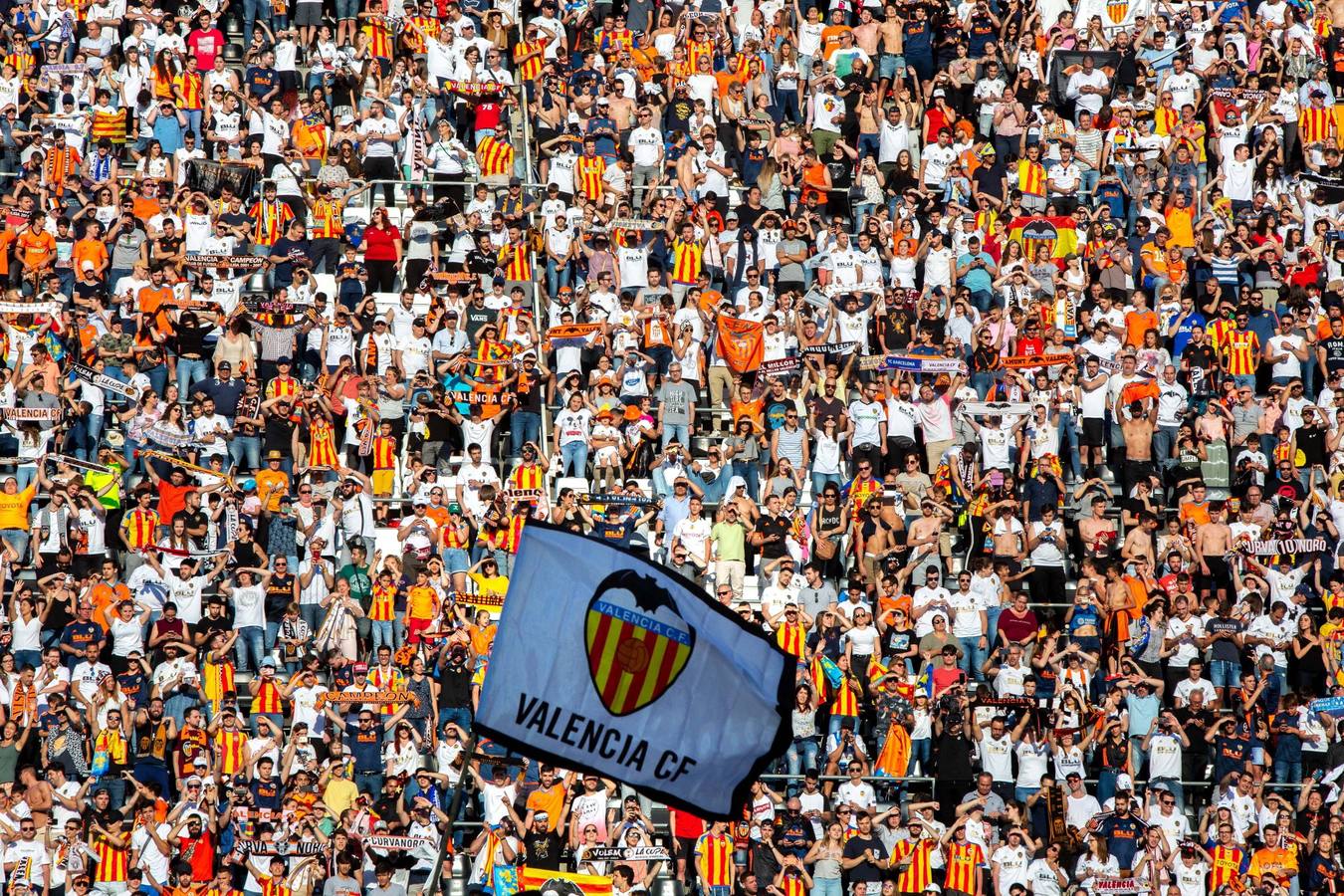 Así ha sido la llegada del avión al aeropuerto de Valencia y el recorrido del autobús descapotable hacia Mestalla con los jugadores y la Copa del Rey