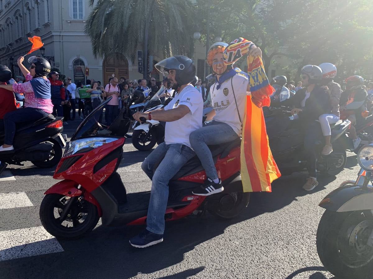 Así ha sido la llegada del avión al aeropuerto de Valencia y el recorrido del autobús descapotable hacia Mestalla con los jugadores y la Copa del Rey