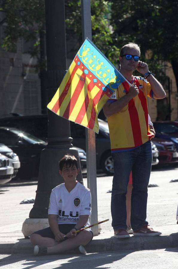 Así ha sido la llegada del avión al aeropuerto de Valencia y el recorrido del autobús descapotable hacia Mestalla con los jugadores y la Copa del Rey