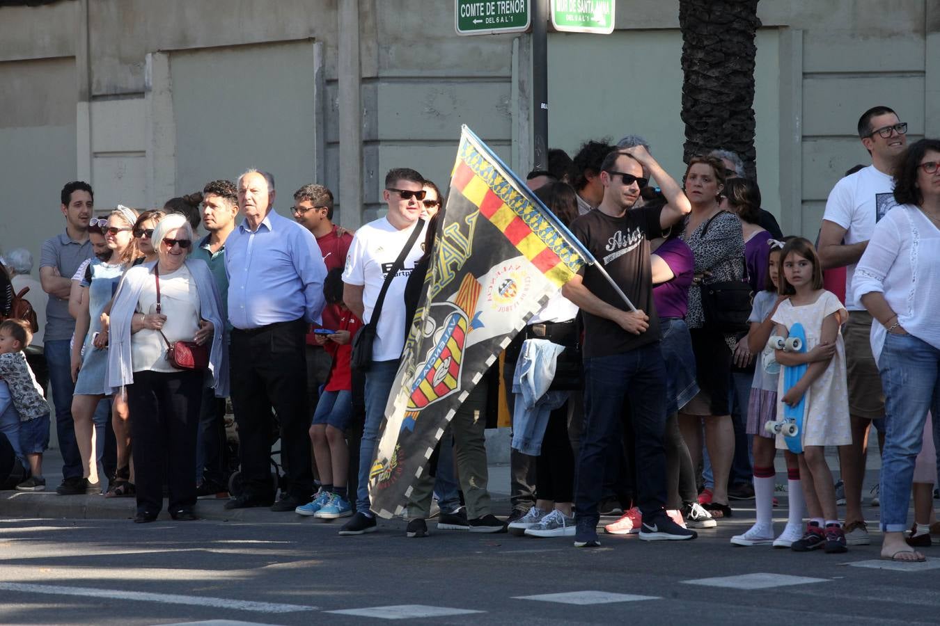 Así ha sido la llegada del avión al aeropuerto de Valencia y el recorrido del autobús descapotable hacia Mestalla con los jugadores y la Copa del Rey