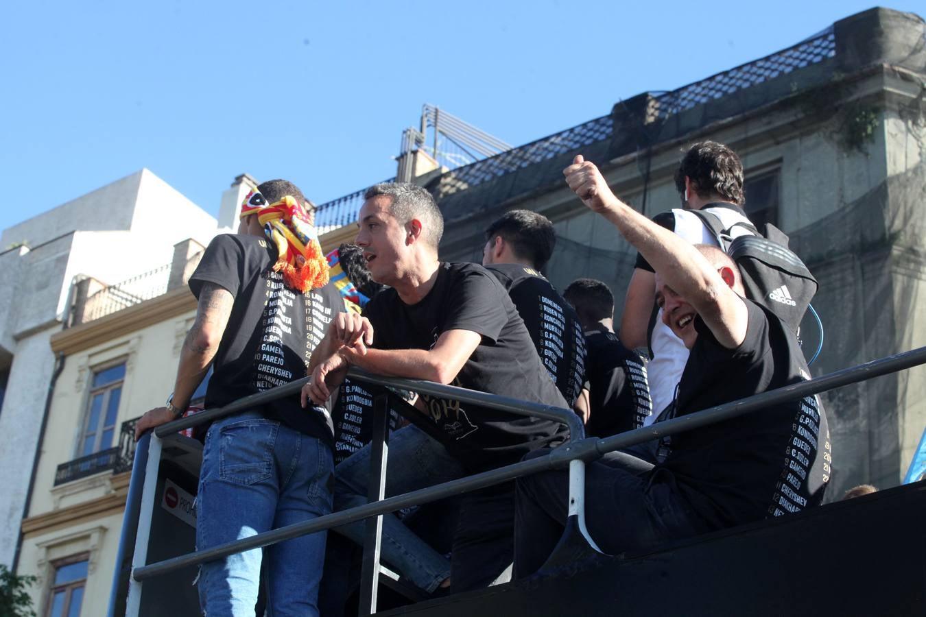 Así ha sido la llegada del avión al aeropuerto de Valencia y el recorrido del autobús descapotable hacia Mestalla con los jugadores y la Copa del Rey