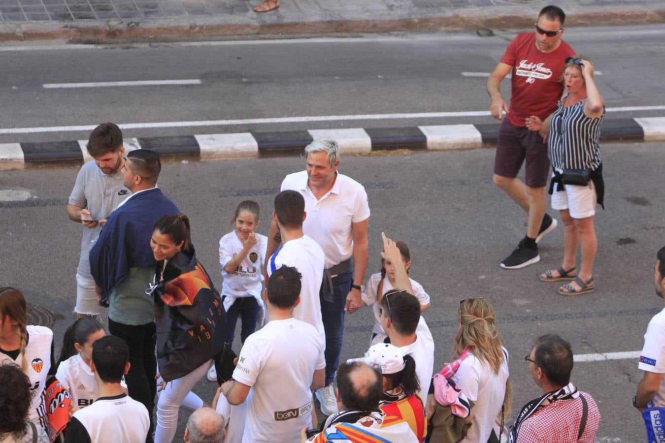 Así ha sido la llegada del avión al aeropuerto de Valencia y el recorrido del autobús descapotable hacia Mestalla con los jugadores y la Copa del Rey