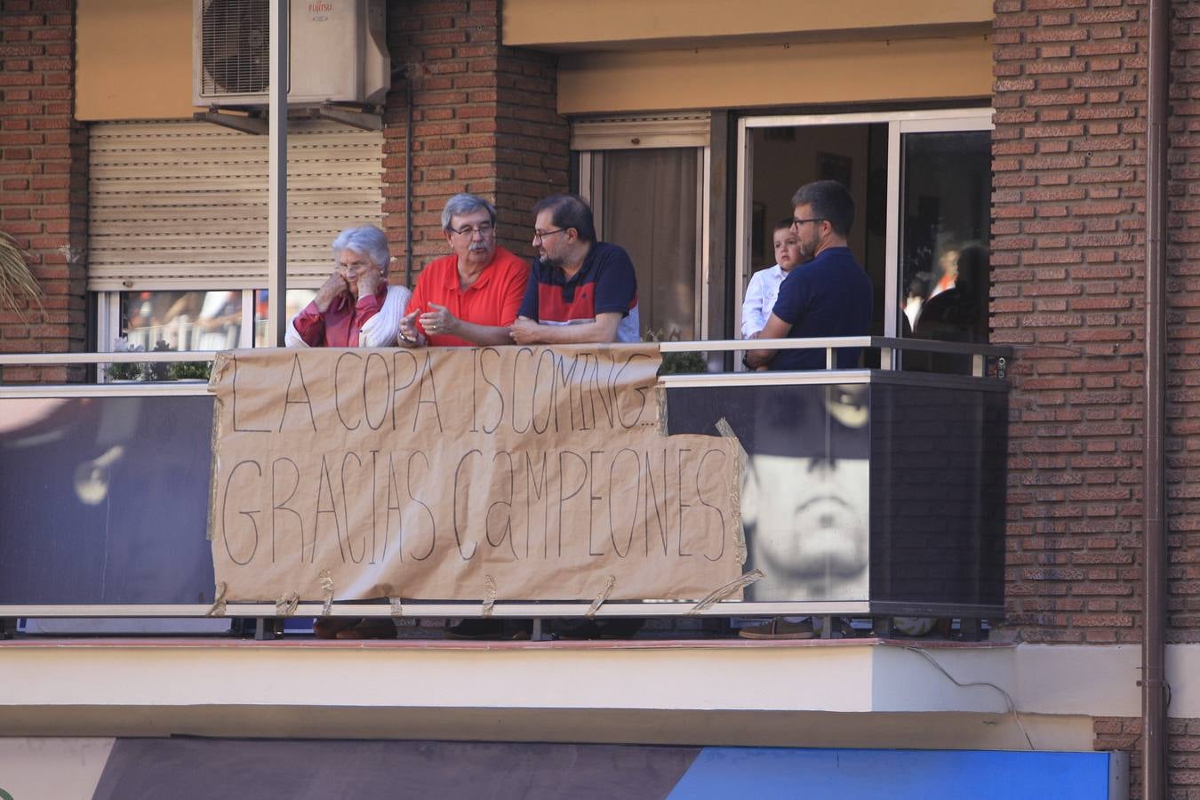 Así ha sido la llegada del avión al aeropuerto de Valencia y el recorrido del autobús descapotable hacia Mestalla con los jugadores y la Copa del Rey