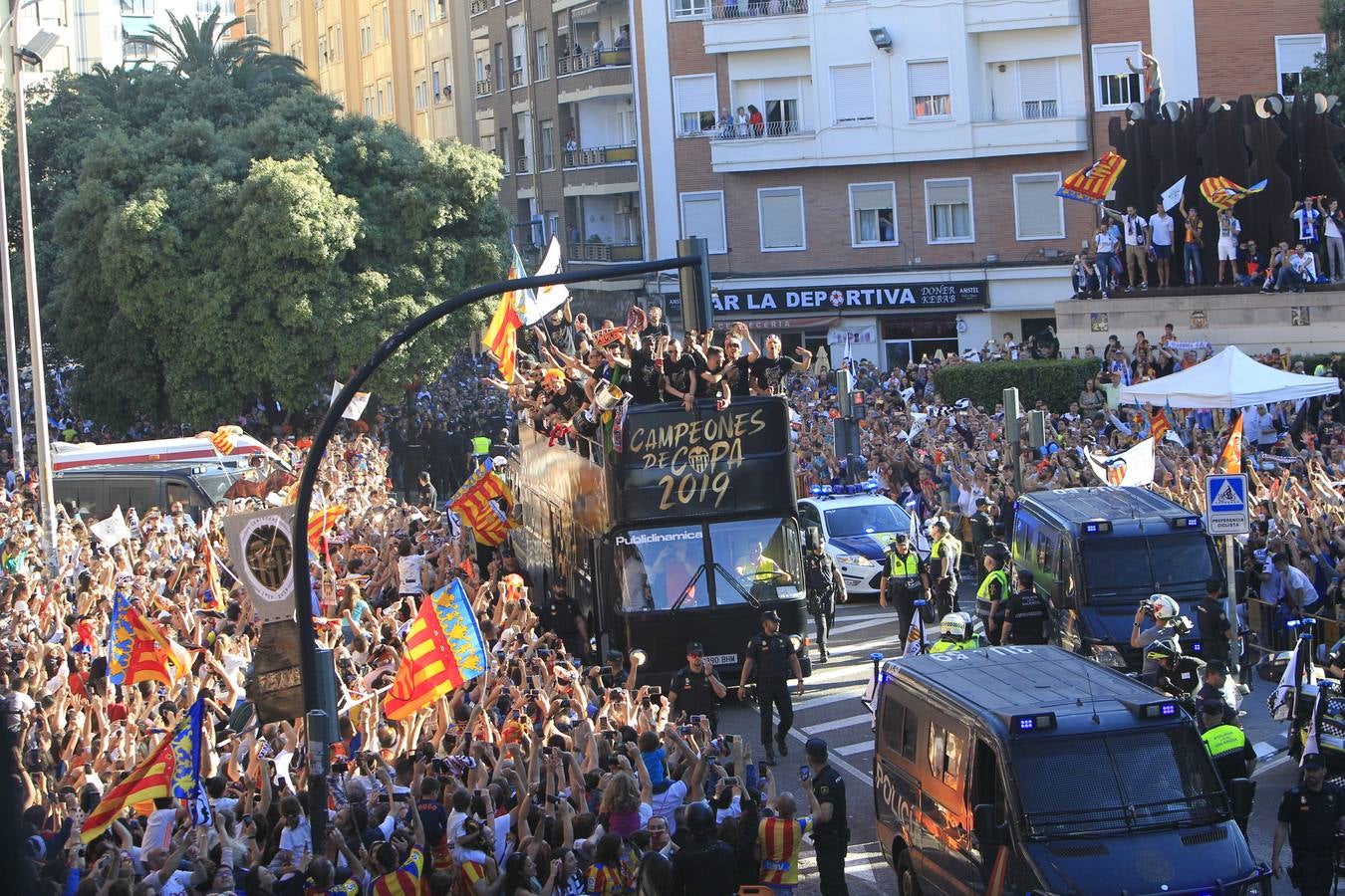 Así ha sido la llegada del avión al aeropuerto de Valencia y el recorrido del autobús descapotable hacia Mestalla con los jugadores y la Copa del Rey