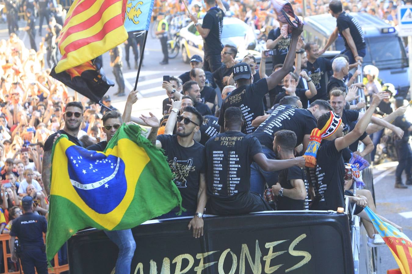 Así ha sido la llegada del avión al aeropuerto de Valencia y el recorrido del autobús descapotable hacia Mestalla con los jugadores y la Copa del Rey