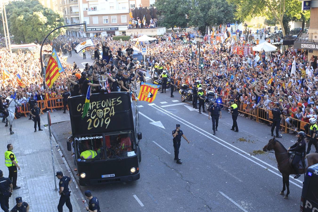 Así ha sido la llegada del avión al aeropuerto de Valencia y el recorrido del autobús descapotable hacia Mestalla con los jugadores y la Copa del Rey