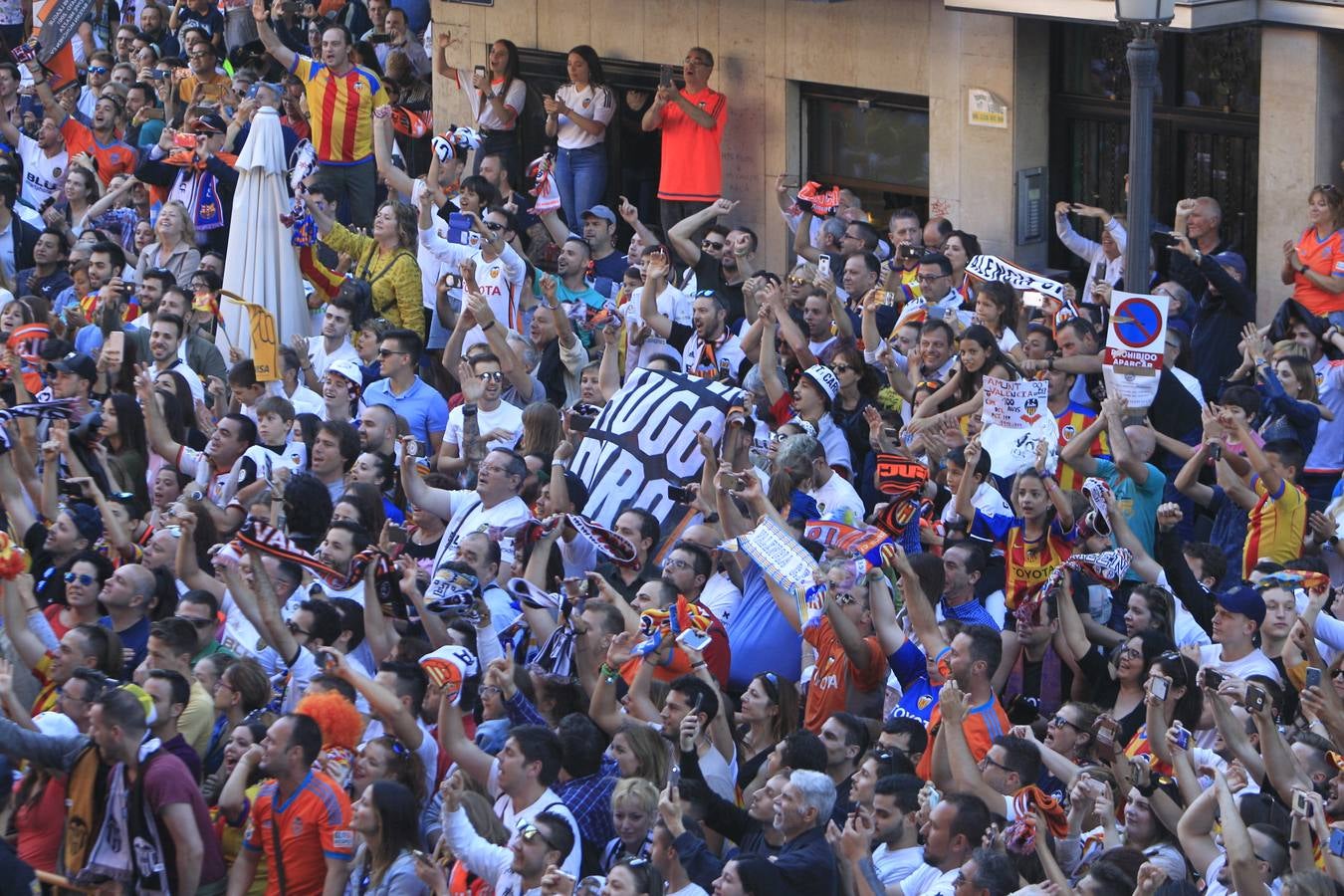 Así ha sido la llegada del avión al aeropuerto de Valencia y el recorrido del autobús descapotable hacia Mestalla con los jugadores y la Copa del Rey