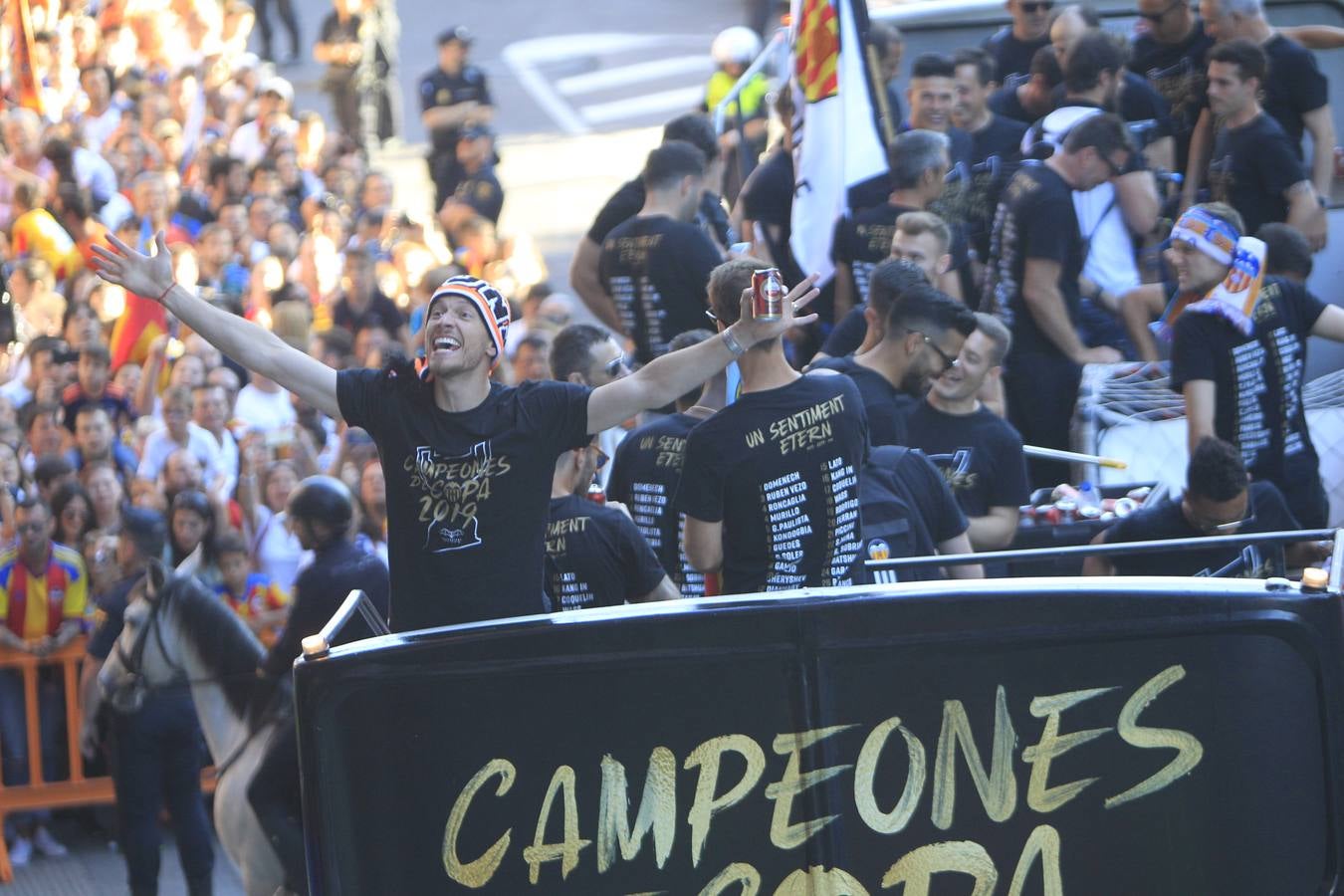 Así ha sido la llegada del avión al aeropuerto de Valencia y el recorrido del autobús descapotable hacia Mestalla con los jugadores y la Copa del Rey