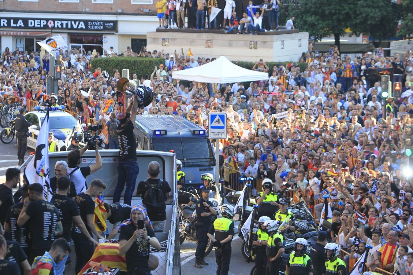 Así ha sido la llegada del avión al aeropuerto de Valencia y el recorrido del autobús descapotable hacia Mestalla con los jugadores y la Copa del Rey