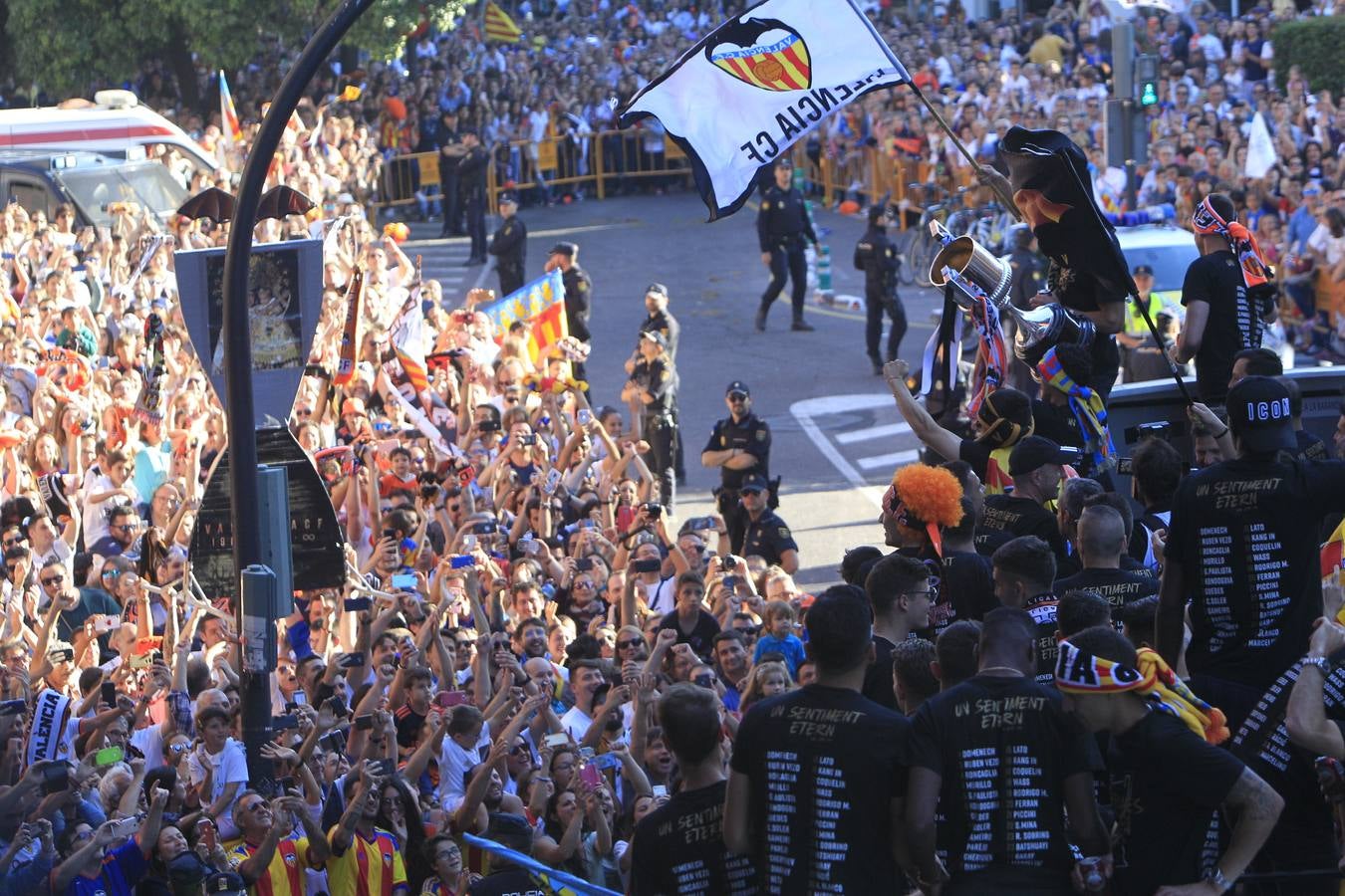 Así ha sido la llegada del avión al aeropuerto de Valencia y el recorrido del autobús descapotable hacia Mestalla con los jugadores y la Copa del Rey