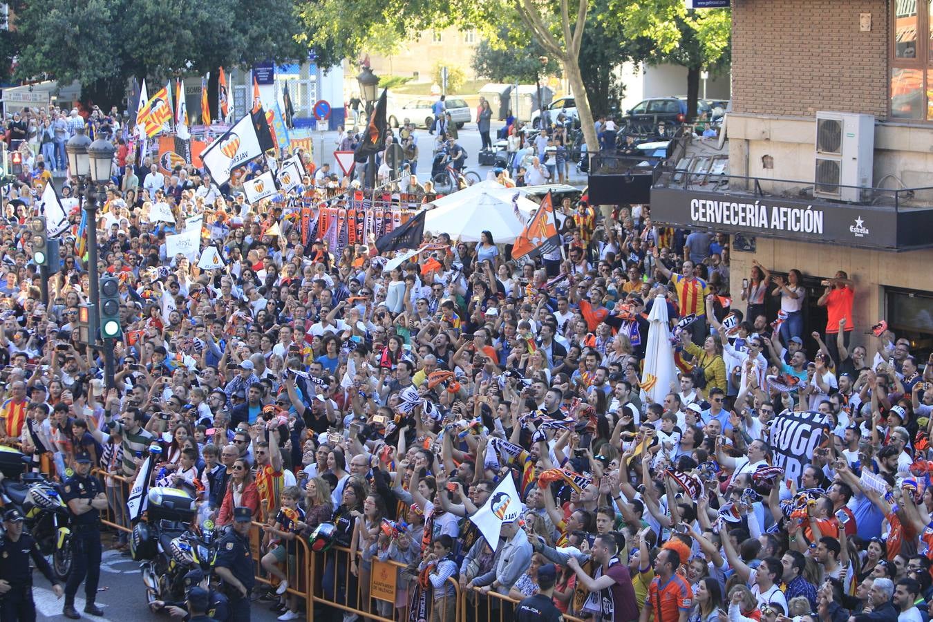 Así ha sido la llegada del avión al aeropuerto de Valencia y el recorrido del autobús descapotable hacia Mestalla con los jugadores y la Copa del Rey