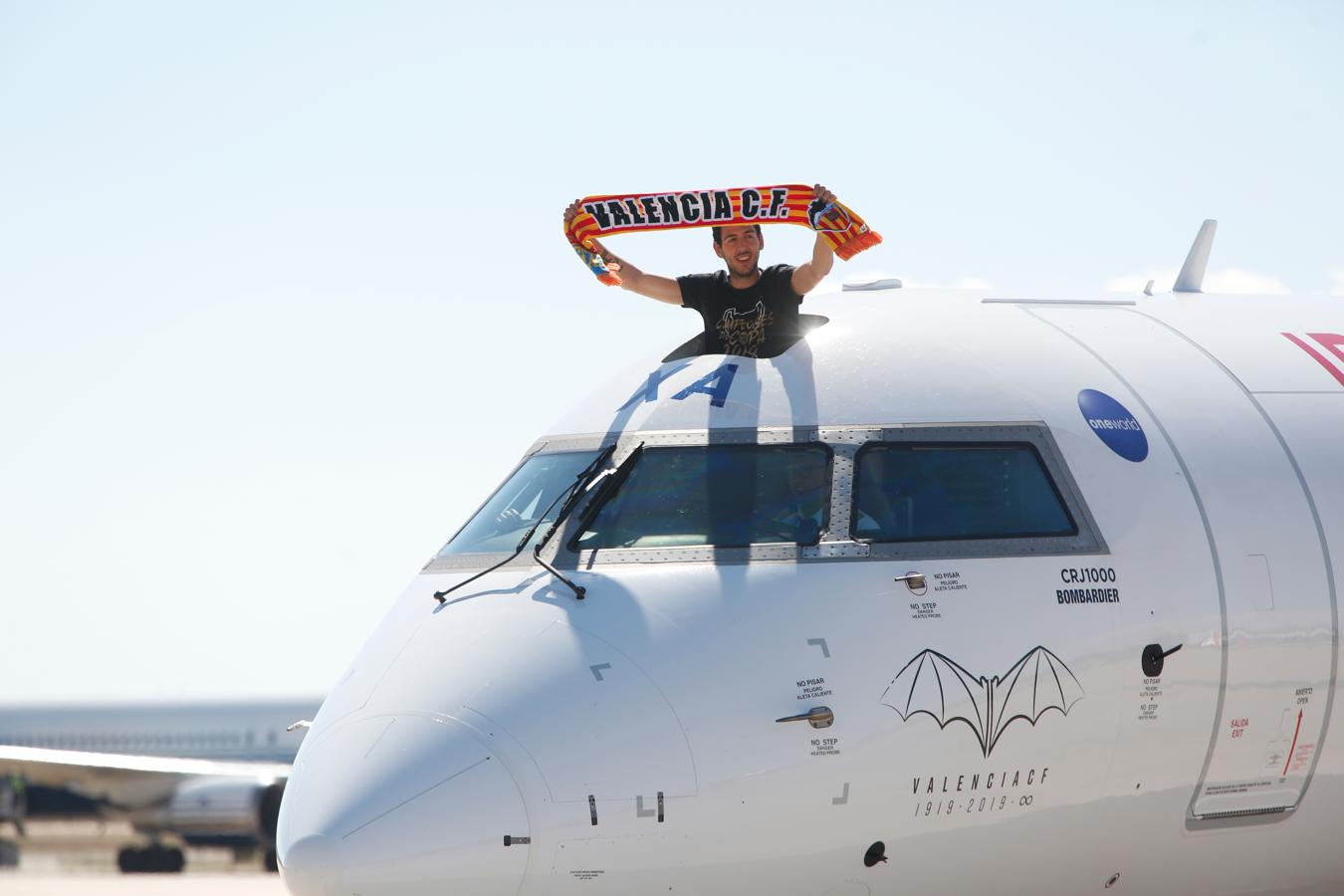 Así ha sido la llegada del avión al aeropuerto de Valencia y el recorrido del autobús descapotable hacia Mestalla con los jugadores y la Copa del Rey