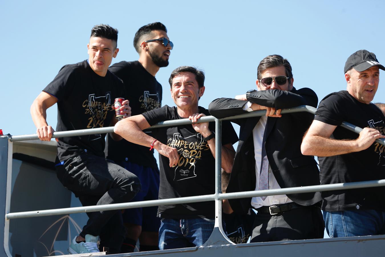 Así ha sido la llegada del avión al aeropuerto de Valencia y el recorrido del autobús descapotable hacia Mestalla con los jugadores y la Copa del Rey