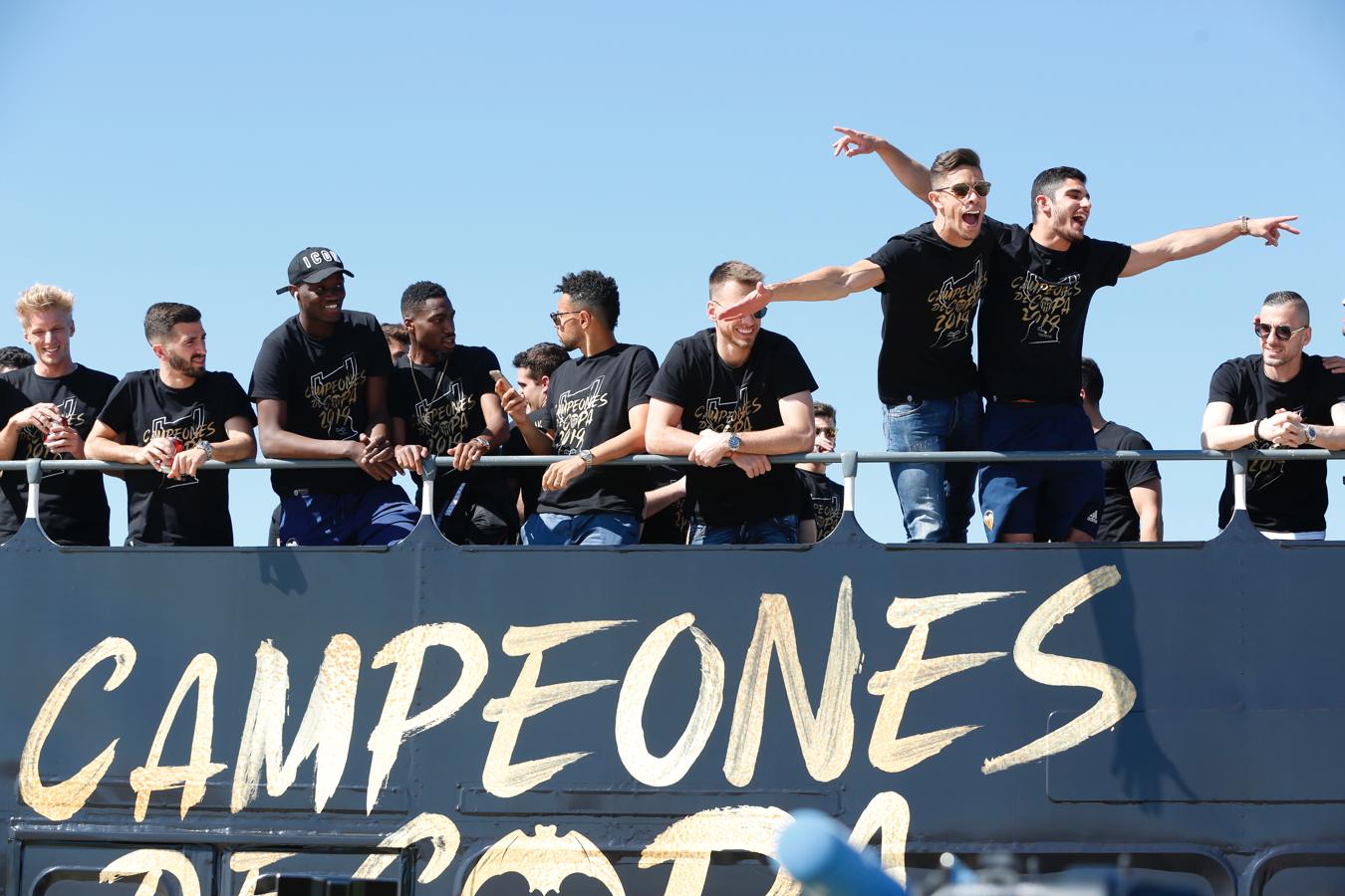 Así ha sido la llegada del avión al aeropuerto de Valencia y el recorrido del autobús descapotable hacia Mestalla con los jugadores y la Copa del Rey