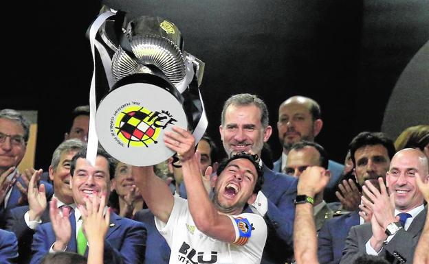 La Copa. Parejo levanta el trofeo que le entrega el Rey Felipe.