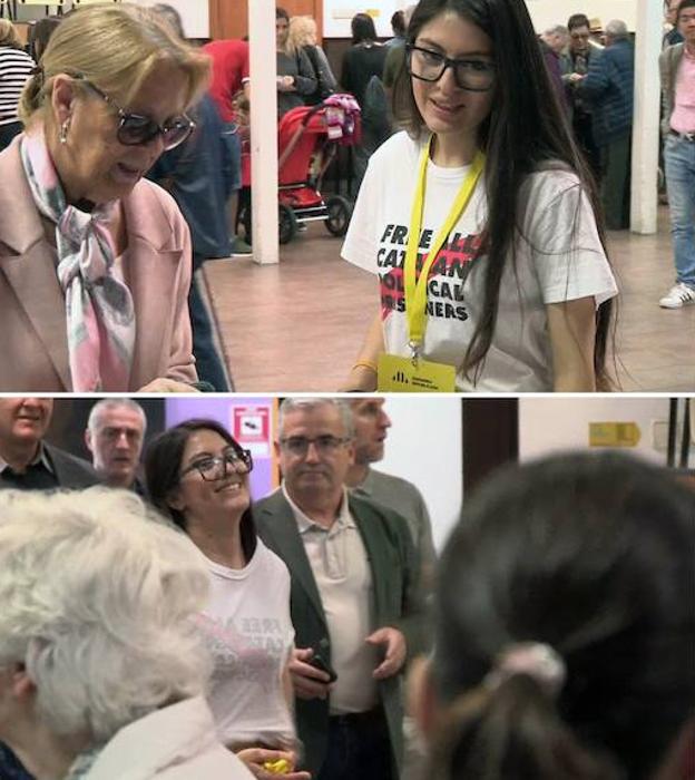 Una apoderada de ERC en Barcelona le da la vuelta a su camiseta con un lema en favor de los presos independentistas.