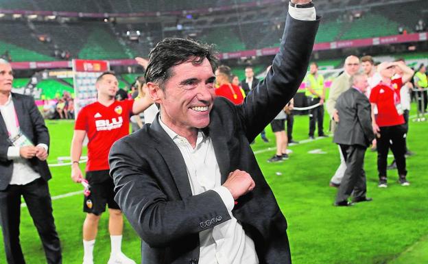 Un eufórico Marcelino se toca el pecho dirigido a la grada 