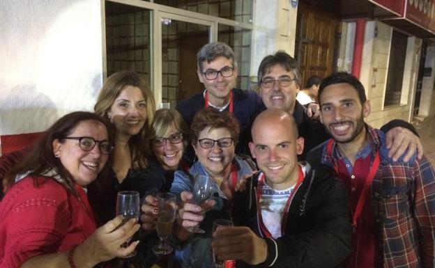 El Grupo Socialista de Miramar celebra la victoria de su partido en las elecciones municipales de 2019.