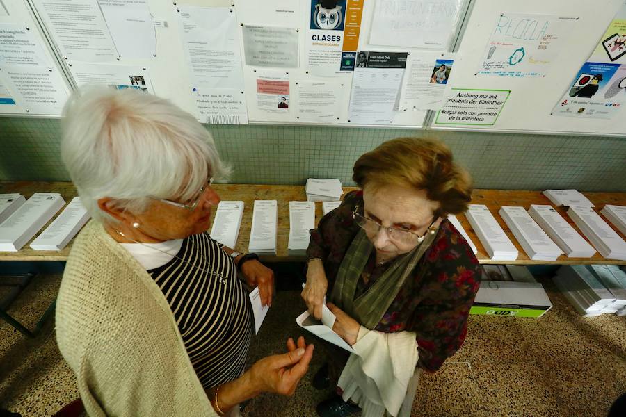 Fotos: Los políticos valencianos acuden a votar el 26-M