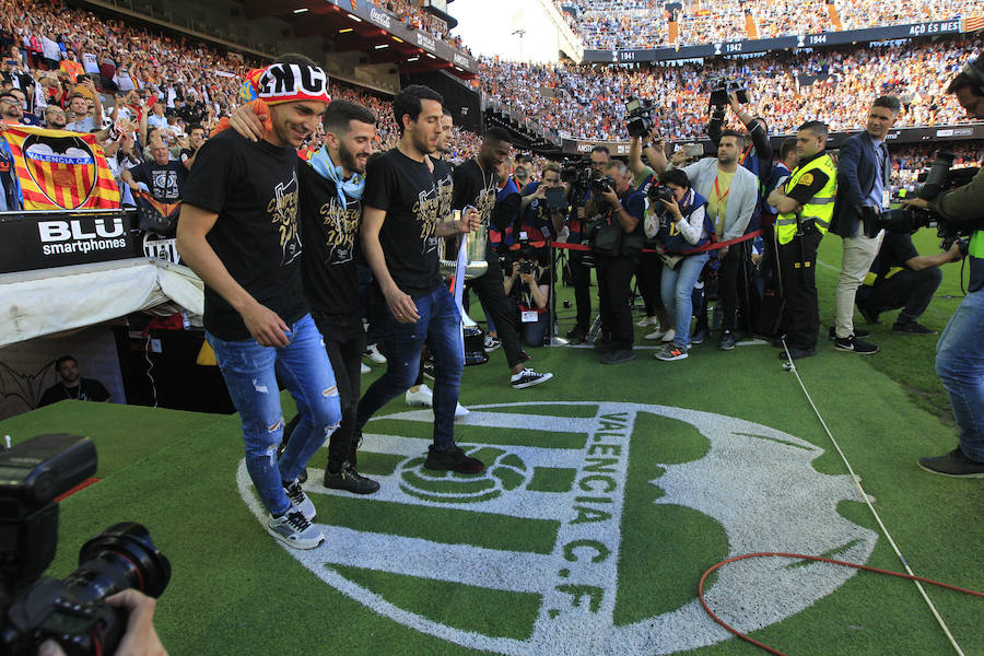 Así ha sido la llegada del avión al aeropuerto de Valencia y el recorrido del autobús descapotable hacia Mestalla con los jugadores y la Copa del Rey