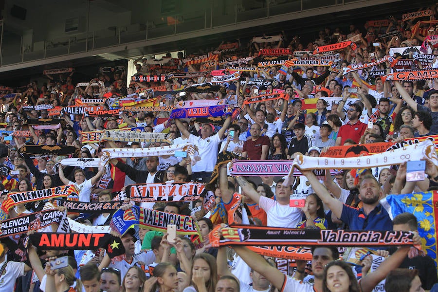 Así ha sido la llegada del avión al aeropuerto de Valencia y el recorrido del autobús descapotable hacia Mestalla con los jugadores y la Copa del Rey