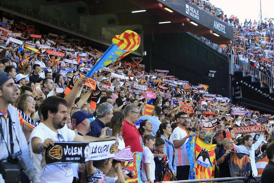 Así ha sido la llegada del avión al aeropuerto de Valencia y el recorrido del autobús descapotable hacia Mestalla con los jugadores y la Copa del Rey