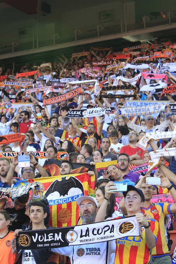 Así ha sido la llegada del avión al aeropuerto de Valencia y el recorrido del autobús descapotable hacia Mestalla con los jugadores y la Copa del Rey