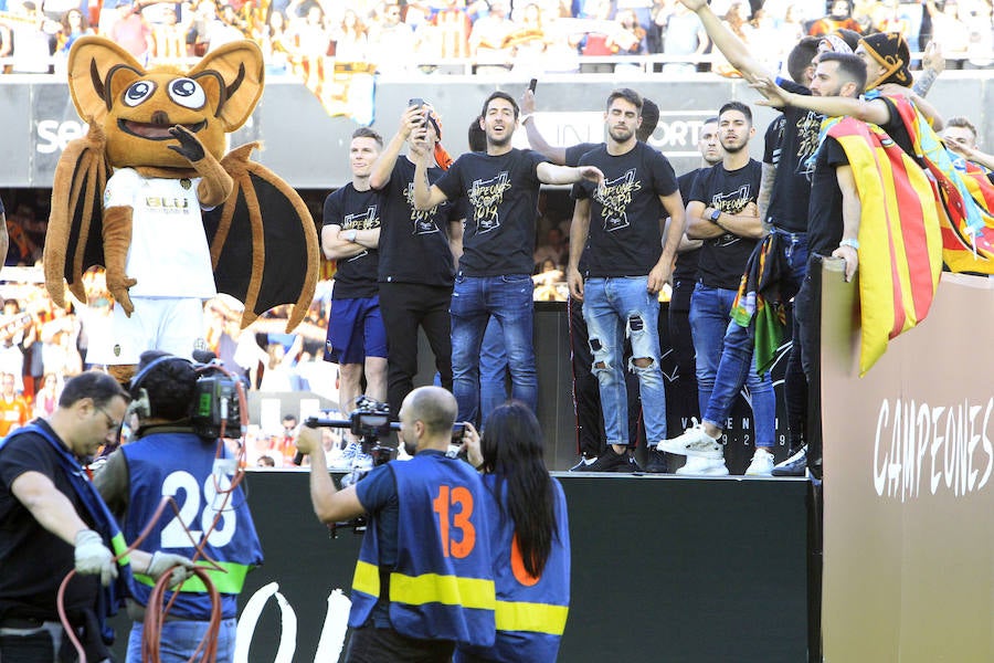 Así ha sido la llegada del avión al aeropuerto de Valencia y el recorrido del autobús descapotable hacia Mestalla con los jugadores y la Copa del Rey