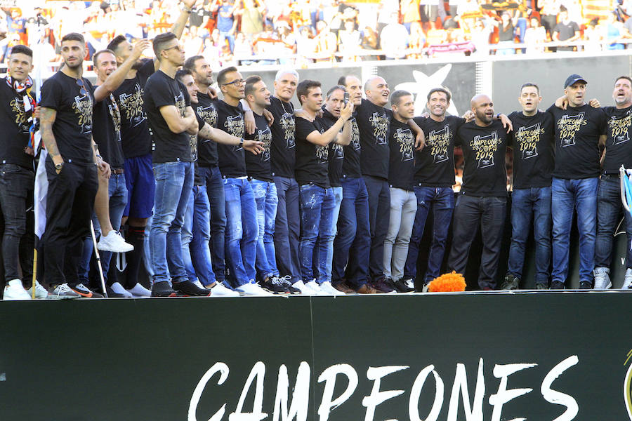 Así ha sido la llegada del avión al aeropuerto de Valencia y el recorrido del autobús descapotable hacia Mestalla con los jugadores y la Copa del Rey