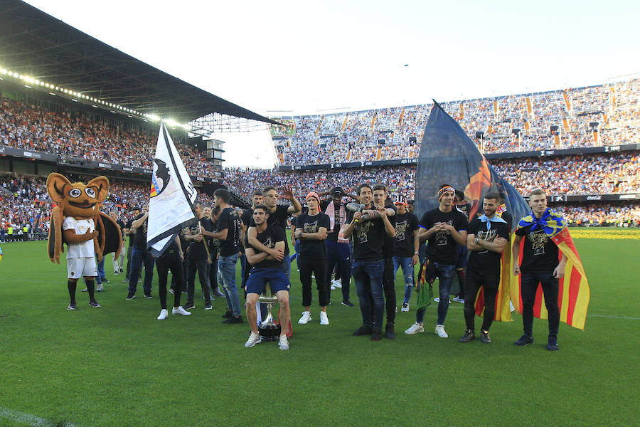 Así ha sido la llegada del avión al aeropuerto de Valencia y el recorrido del autobús descapotable hacia Mestalla con los jugadores y la Copa del Rey