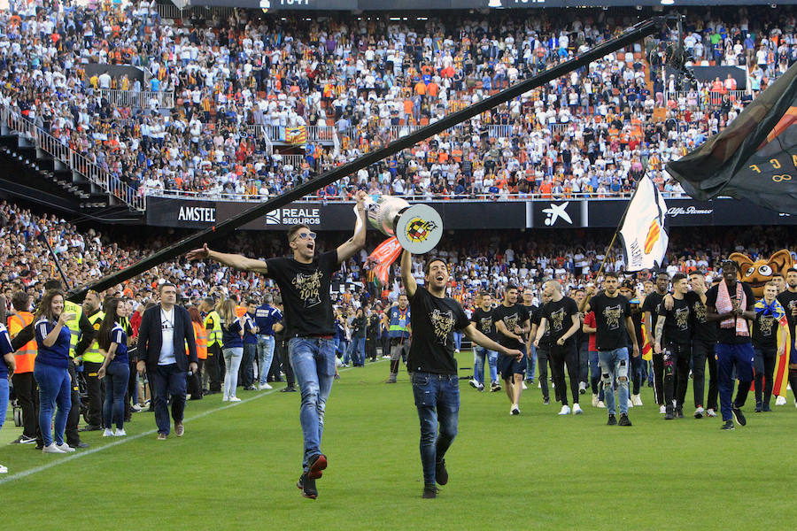 Así ha sido la llegada del avión al aeropuerto de Valencia y el recorrido del autobús descapotable hacia Mestalla con los jugadores y la Copa del Rey