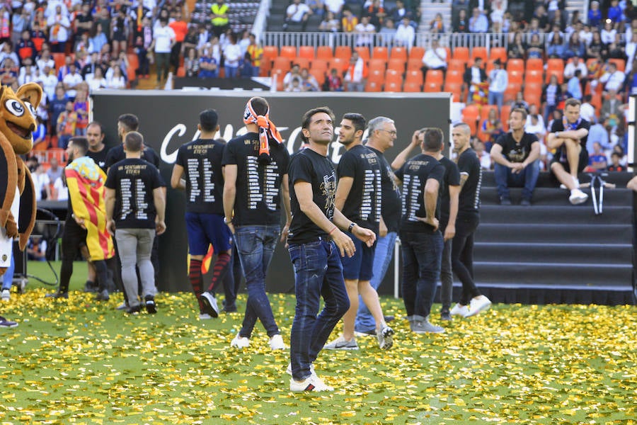 Así ha sido la llegada del avión al aeropuerto de Valencia y el recorrido del autobús descapotable hacia Mestalla con los jugadores y la Copa del Rey