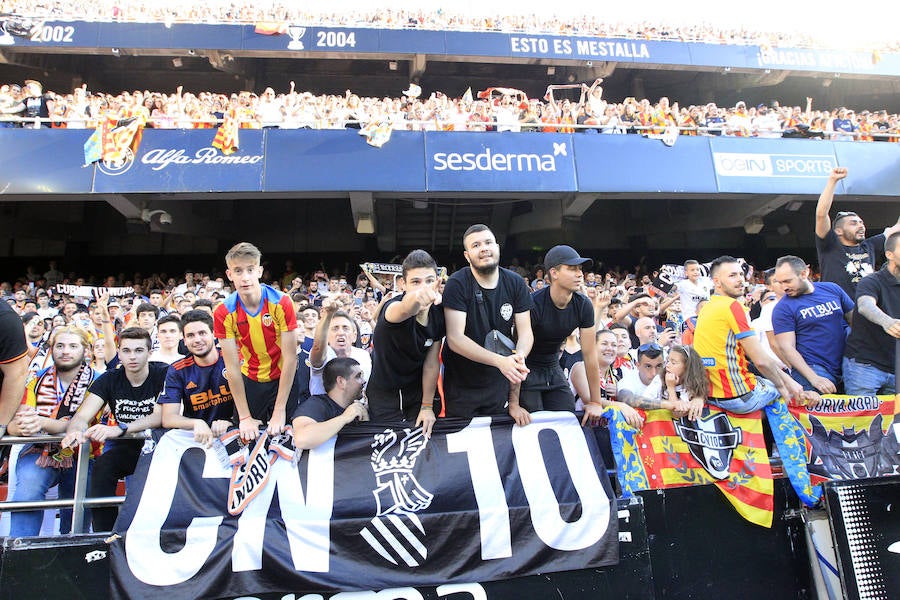 Así ha sido la llegada del avión al aeropuerto de Valencia y el recorrido del autobús descapotable hacia Mestalla con los jugadores y la Copa del Rey