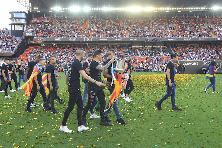 Así ha sido la llegada del avión al aeropuerto de Valencia y el recorrido del autobús descapotable hacia Mestalla con los jugadores y la Copa del Rey