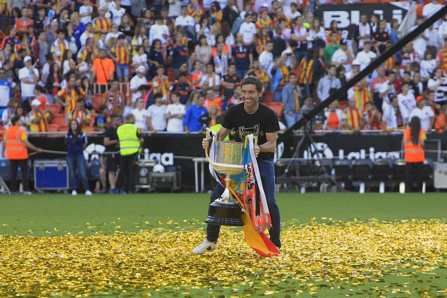 Así ha sido la llegada del avión al aeropuerto de Valencia y el recorrido del autobús descapotable hacia Mestalla con los jugadores y la Copa del Rey