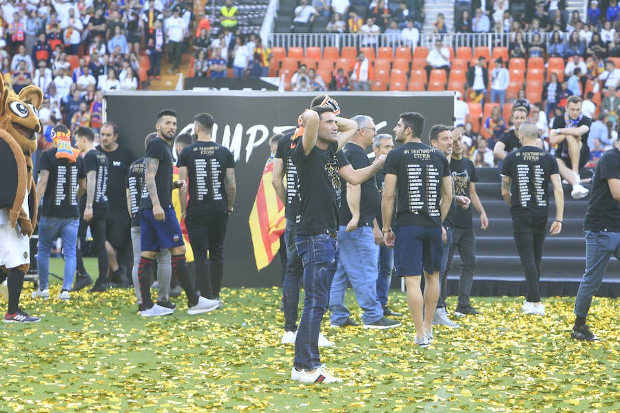 Así ha sido la llegada del avión al aeropuerto de Valencia y el recorrido del autobús descapotable hacia Mestalla con los jugadores y la Copa del Rey