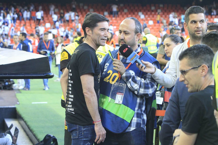 Así ha sido la llegada del avión al aeropuerto de Valencia y el recorrido del autobús descapotable hacia Mestalla con los jugadores y la Copa del Rey