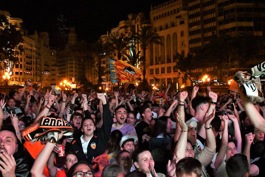 La afición del Valencia CF se concentra en la Plaza del Ayuntamiento y en la Fan Zone del antiguo cauce del Turia para vivir una final de Copa única en la ciudad.