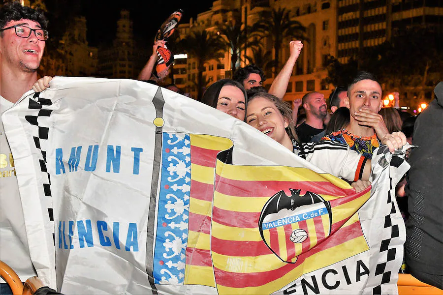 La afición del Valencia CF se concentra en la Plaza del Ayuntamiento y en la Fan Zone del antiguo cauce del Turia para vivir una final de Copa única en la ciudad.