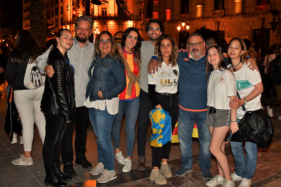 La afición del Valencia CF se concentra en la Plaza del Ayuntamiento y en la Fan Zone del antiguo cauce del Turia para vivir una final de Copa única en la ciudad.