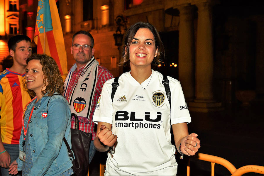 La afición del Valencia CF se concentra en la Plaza del Ayuntamiento y en la Fan Zone del antiguo cauce del Turia para vivir una final de Copa única en la ciudad.