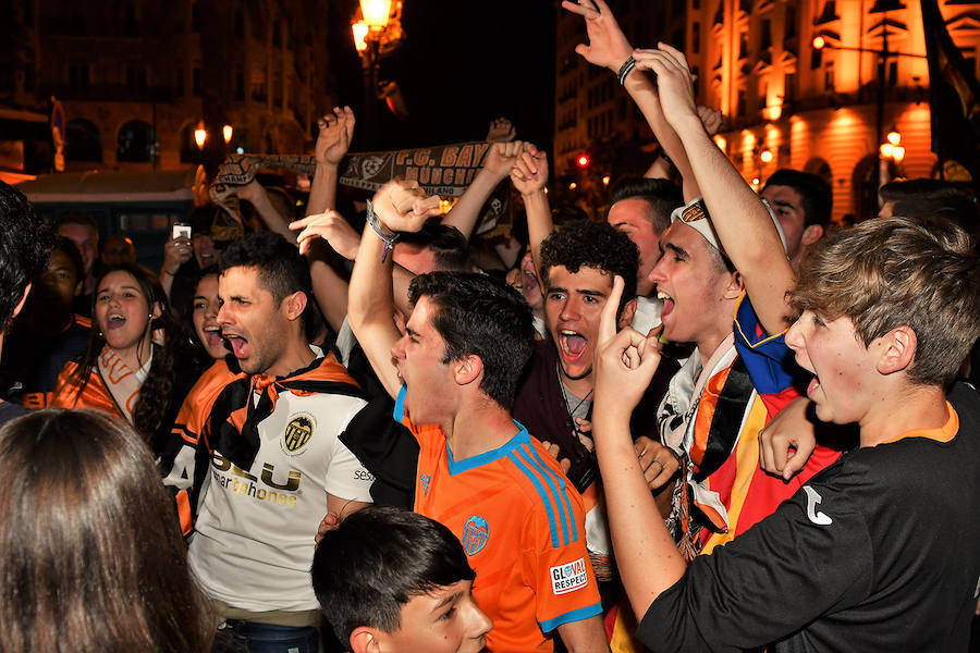 La afición del Valencia CF se concentra en la Plaza del Ayuntamiento y en la Fan Zone del antiguo cauce del Turia para vivir una final de Copa única en la ciudad.