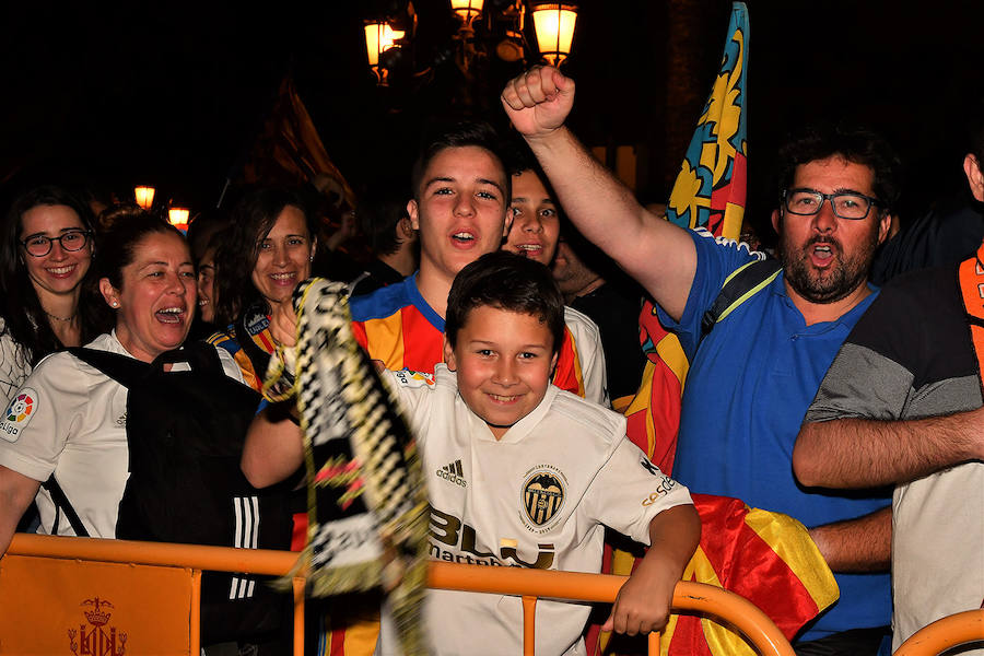 La afición del Valencia CF se concentra en la Plaza del Ayuntamiento y en la Fan Zone del antiguo cauce del Turia para vivir una final de Copa única en la ciudad.