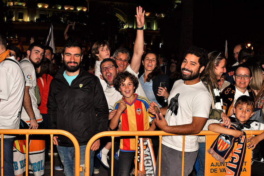 La afición del Valencia CF se concentra en la Plaza del Ayuntamiento y en la Fan Zone del antiguo cauce del Turia para vivir una final de Copa única en la ciudad.