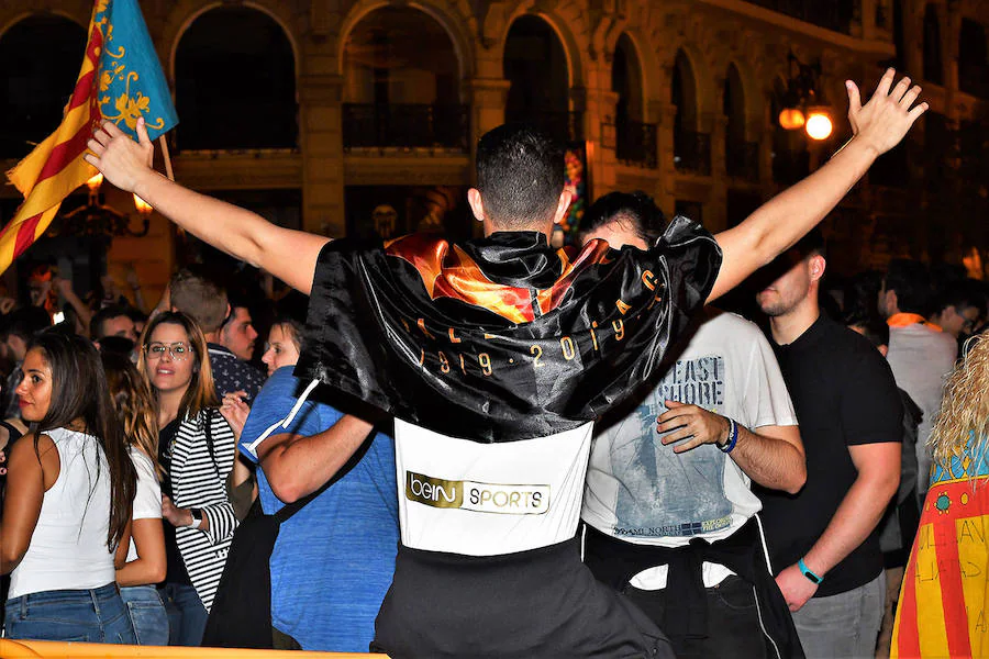 La afición del Valencia CF se concentra en la Plaza del Ayuntamiento y en la Fan Zone del antiguo cauce del Turia para vivir una final de Copa única en la ciudad.