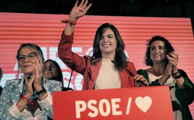 La candidata a la alcaldía de Valencia por el PSPV, Sandra Gomez (c) saluda tras valorar el resultado de las elecciones del 26M.